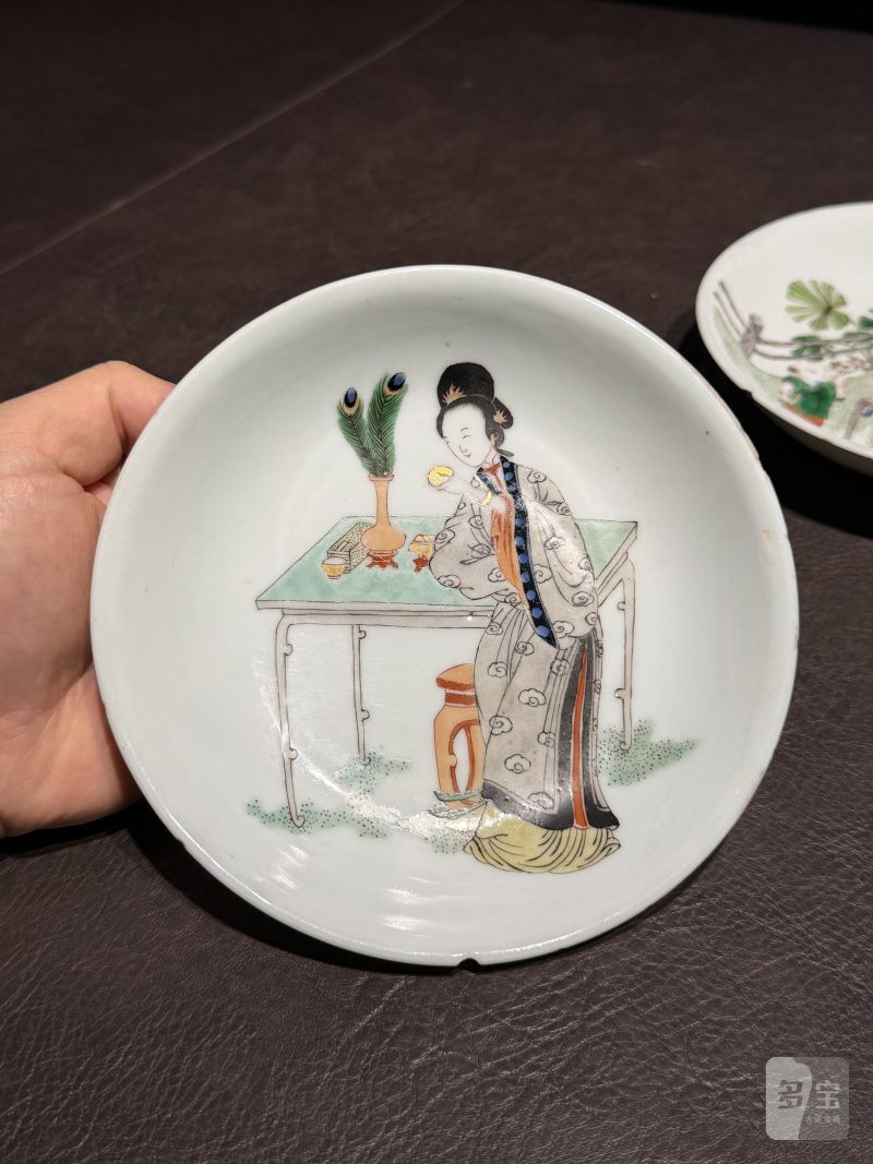 清康熙 五彩庭院仕女图盘一对 - 图4